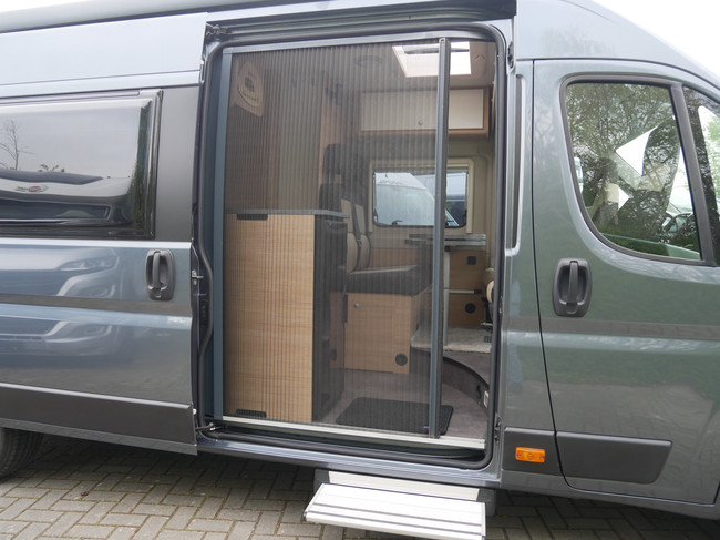 Roadcar (Pössl) R640, 6.40 Meter Buscamper, Lengtebedden foto: 21