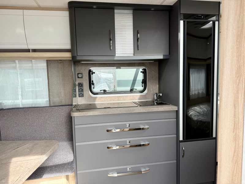 Hobby De Luxe 460 UFE Cama francesa y asientos redondos! foto: 18