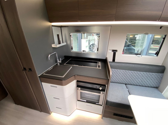 Adria Coral Supreme 670 DC QUEENSBED E&P LEVELSYSTEEM foto: 11