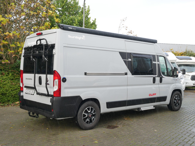 Sunlight Cliff 600 XV, 6 Meter Buscamper, Dwarsbed foto: 23