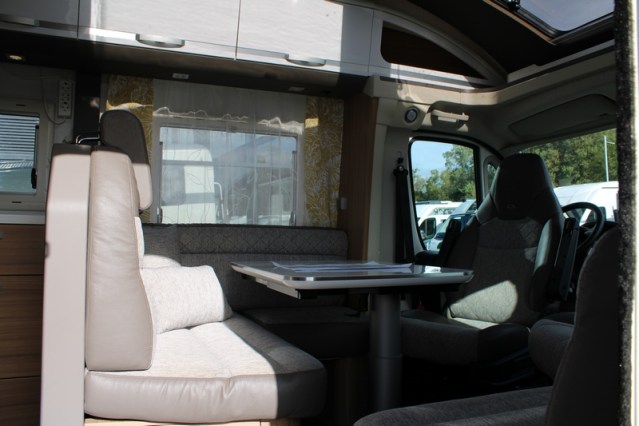 Adria Coral S 670 SC met elektrisch in hoogte verstelbaar Queensbed slechts 40801 km (65  foto: 21