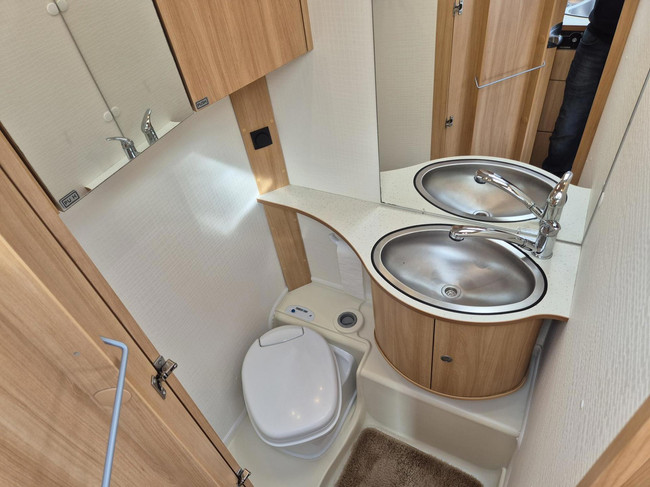 Dethleffs 430 DB Vast bed, mover, Voortent met aanbouw Bovag foto: 17