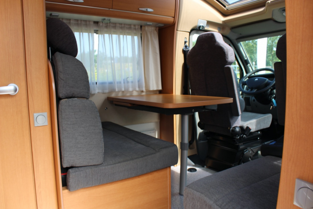 Knaus Sun Ti 700 Meg, Cama transversal, Garaje, Asientos delanteros giratorios, Media dinette, banco de asientos. A&ntilde;o 2008 Marum (Groningen) foto: 11