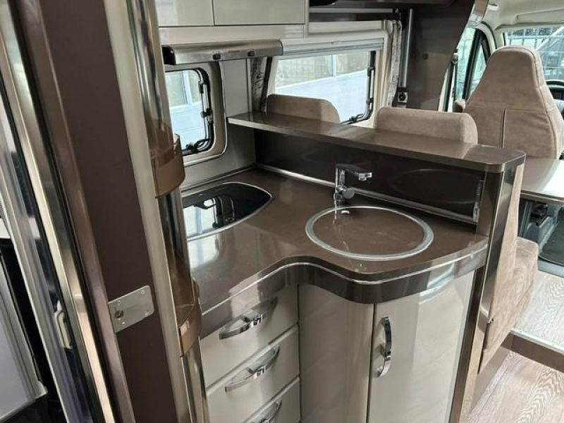 Hobby Optima Premium 65 GQ Cama Queen y cama abatible foto: 7