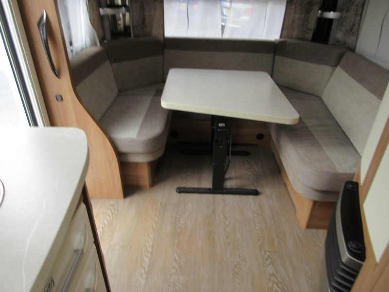 Hobby De Luxe 455 UF SEHR GEPFLEGT UND MIT MOVER Foto: 5