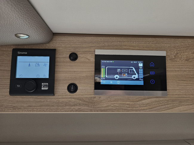 Knaus VAN TI PLUS 650 MEG PLATINUM SELECTION AUTOMATIK 180 PS NUR 16.866 KM !! KLIMAANLAGE LUFTFEDERUNG TV + SATELLIT L&Auml;NGSBETTEN DREHBARE ABNEHMBARE ANH&Auml;NGERKUPPLUNG Foto: 22