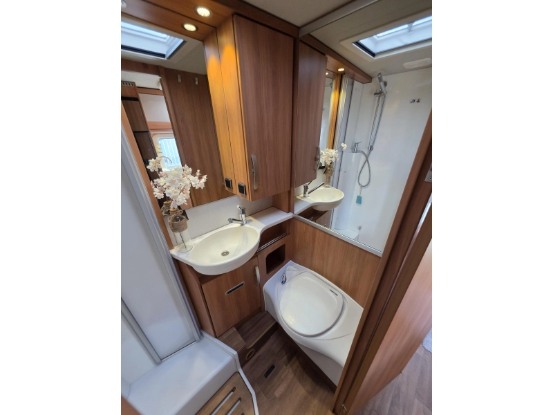 Hymer Exsis-T 588 Autom&aacute;tico 150CV 2017 foto: 15