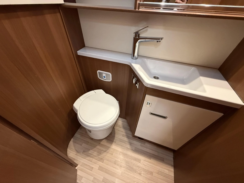 LMC Explorer Comfort 735 G Enkele Bedden Hefbed 2019  foto: 16