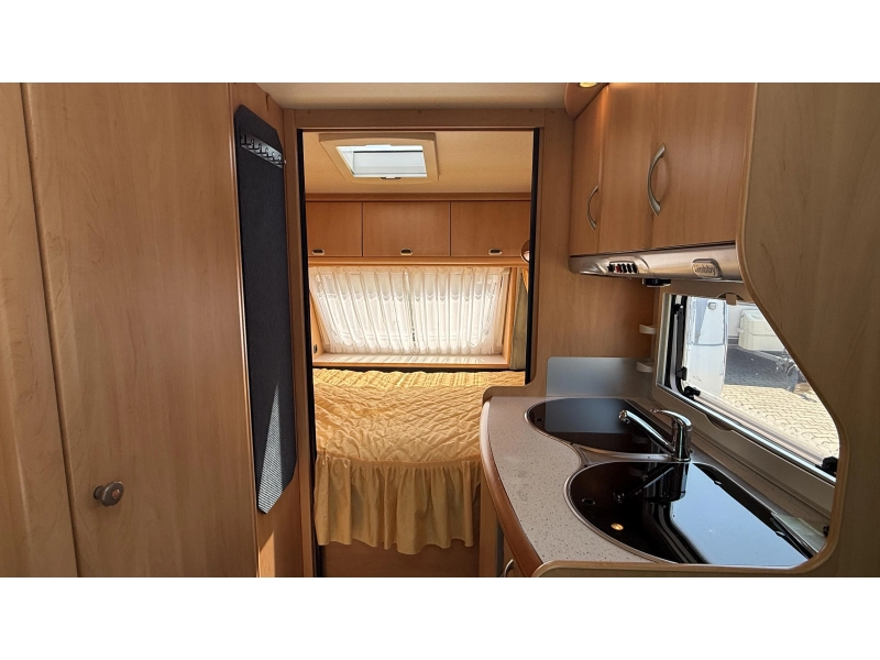 Hobby De luxe Easy 450 UF cama transversal asiento redondo inodoro foto: 2
