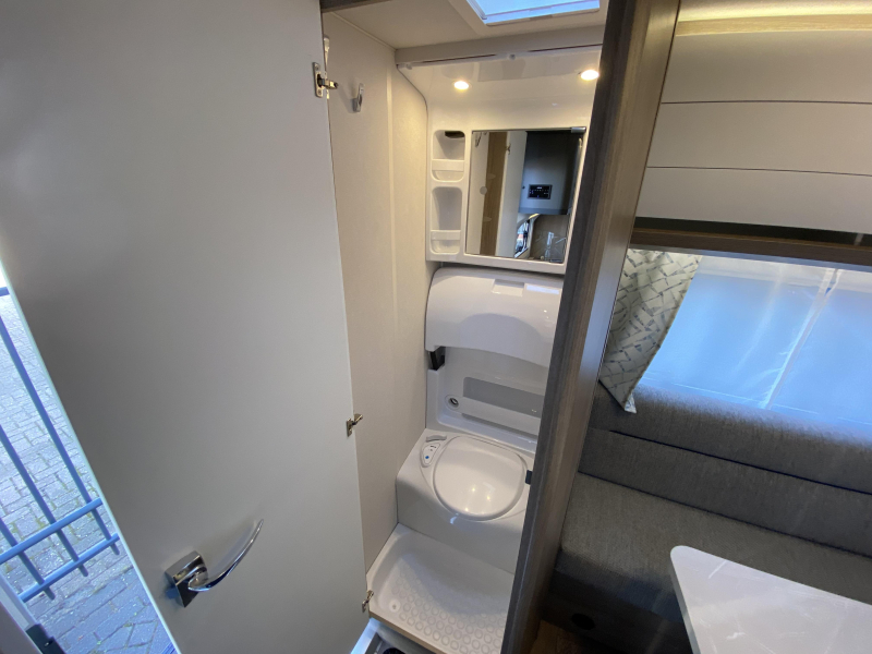 Hobby On Tour 390 SF Train seat, transverse bed photo: 7