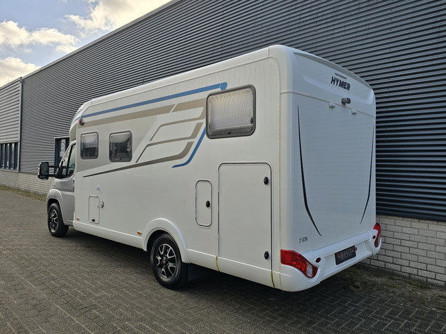 Hymer TRAMP GL 578 AMBITION 130 PK SLECHTS 29.972 KM DIGITALE ACHTERUITKIJKSPIEGEL LENGTEBEDDEN TV + SATELLIET DRAAISTOELEN foto: 2