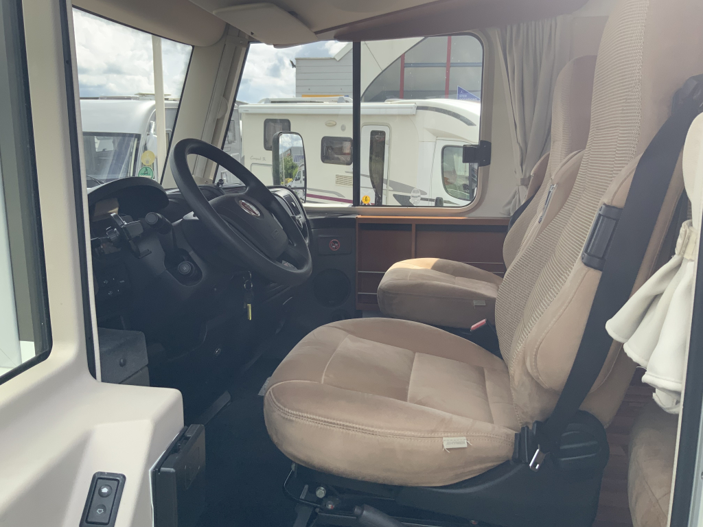Hymer Exsis-I 674 EX 2.3 MultiJet 160 PK,Integraal,Motor-airco, 2 Lengte-bedden, Hef-bed, Garage, Trekhaak, etc, etc. Camper centrum on the road  foto: 24
