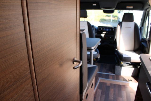 DEMO Weinsberg CaraCompact MB 640 Mercedes 170 pk AUTOMAAT compact < 7 mtr ( 108  foto: 46