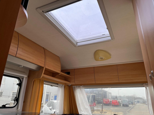 HOME-CAR Racer 45 Spirit | Franz&ouml;sisches Bett | Dinette | Fahrradtr&auml;ger vorne | Heizung | K&uuml;hlschrank | Toilette und Waschbecken Foto: 21