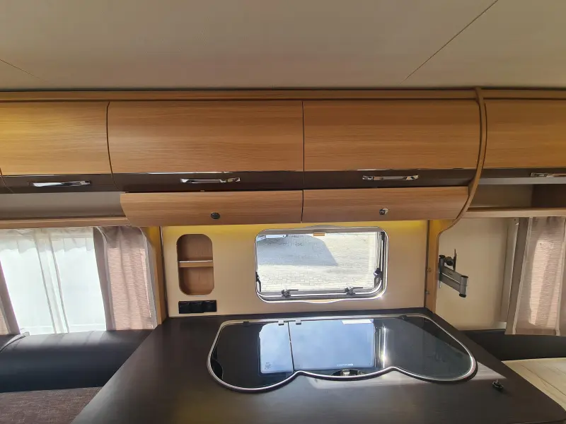 LMC Passion 440 D Voortent en mover  foto: 9