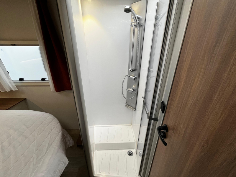 Camping-car Pilote P 726 FC, lit central photo : 10