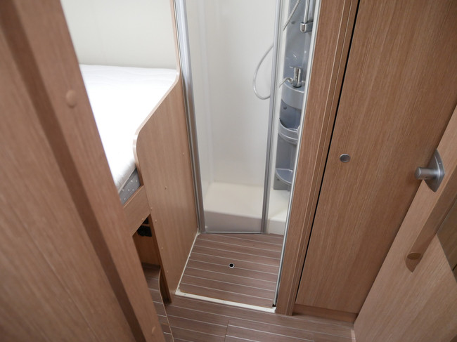 CAPRON Orangecamp T700, Distribuci&oacute;n espaciosa, Cama transversal, Garaje XL foto: 15
