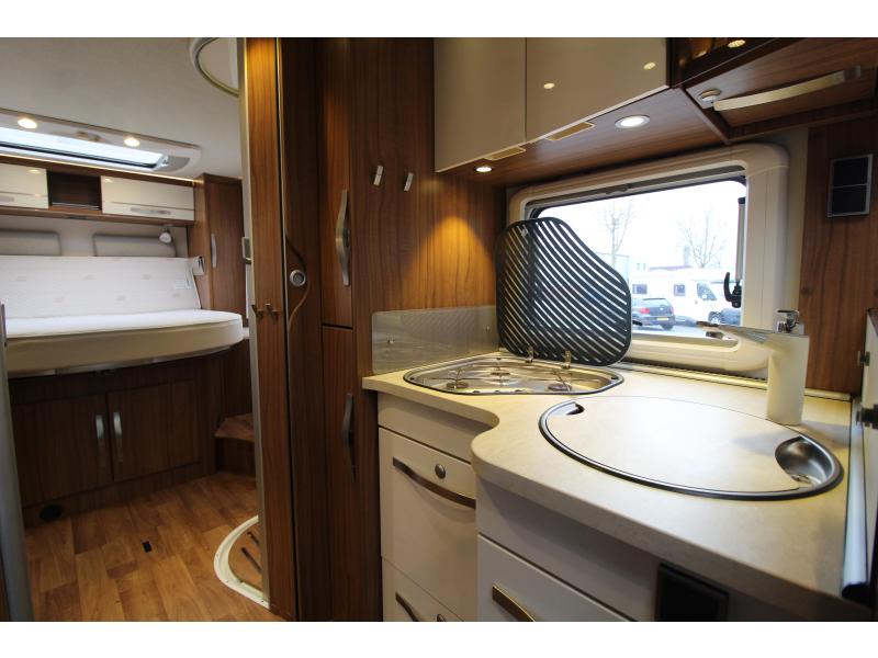 Hymer BML-I Queen bed + fold-down bed photo: 14