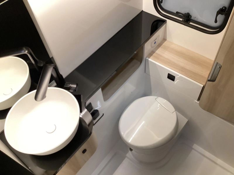 Hobby De Luxe 460 SFF Cama independiente/Ducha foto: 12