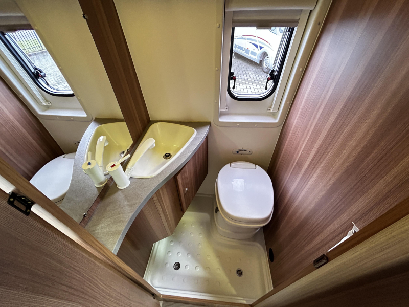 Weinsberg CaraBus 250 KL Dwarsbed/Euro5/2015/5.4m  foto: 12