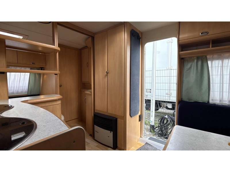 Hobby De luxe Easy 460 UFE cama francesa asiento redondo inodoro foto: 7