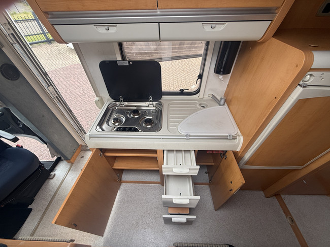 Hymer C 644 Alkoven Querbett+Hochbett Vollausstattung in sehr gutem Zustand Klimaanlage Markise TV elektr. Satellitensch&uuml;ssel 2x Solarpaneele gro&szlig;e Garage Wechselrichter Anh&auml;ngerkupplung Foto: 10