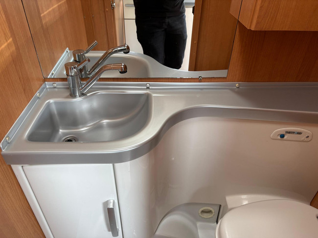 Eifelland Holiday 460 W614700 | 2 Enkele bedden | Mover volautomaat | Voortent met Luifel | Fietsendragers | 3-Pits gasfornuis foto: 15