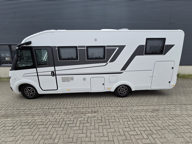 Adria SONIC SUPREME 700DL 161 PK AUTOMAAT SLECHTS 11.366 KM VEEL OPTIES SOLAR AIRCO 16 INCH VELGEN LENGTEBEDDEN HEFBED