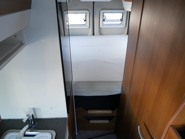 Knaus Van Tourer, Camas longitudinales, Techo elevable para dormir, Autom&aacute;tico de 9 velocidades. foto: 16