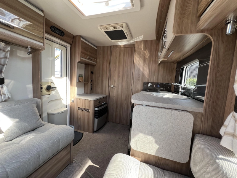 Sprite Cruzer 520 SR Mover Zakluifel Queensbed  foto: 2