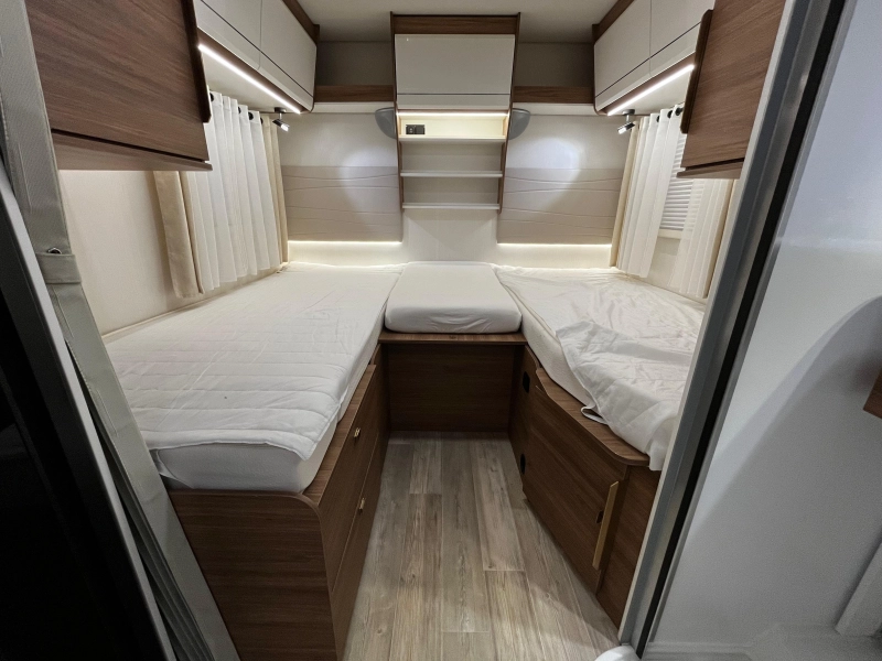 Pilote P 650 GJ Camper, low single beds photo: 10