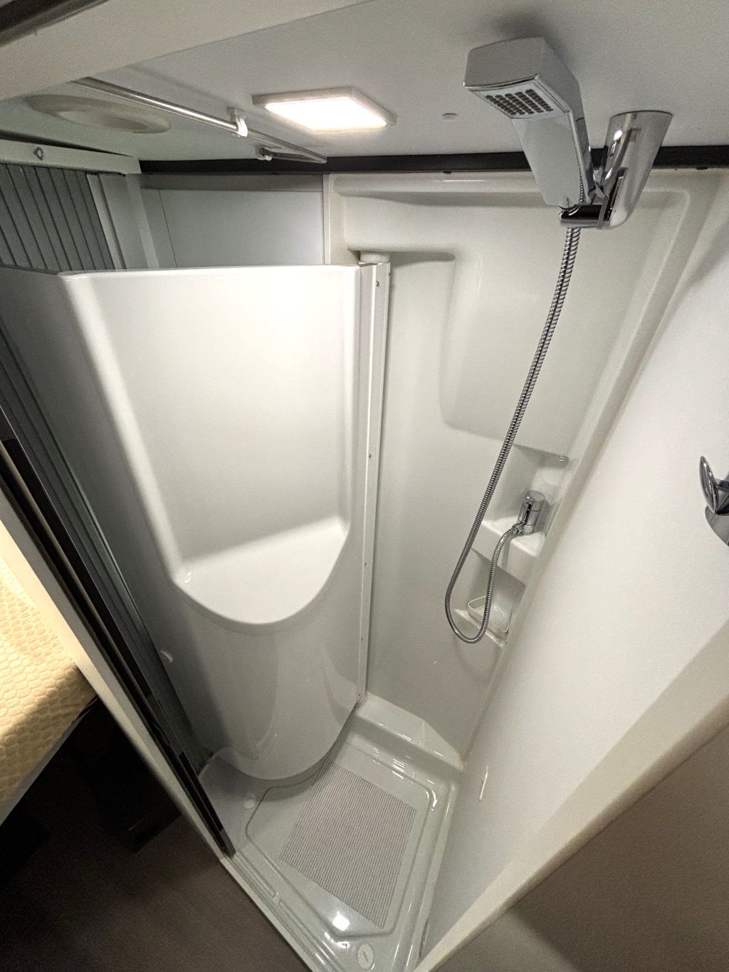 Adria Twin Supreme 600 SPB 9-TRAPS AUTOMAAT DWARSBED EURO6 foto: 9