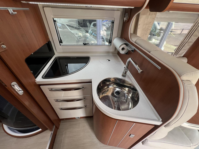Mobilvetta KEA P65 premium klasse camper lengte en hefbed foto: 14