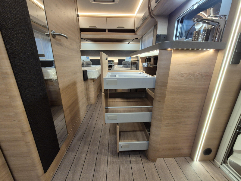 Knaus Sudwind 60 Years 500 EU Met luifel en vloerverw.  foto: 21