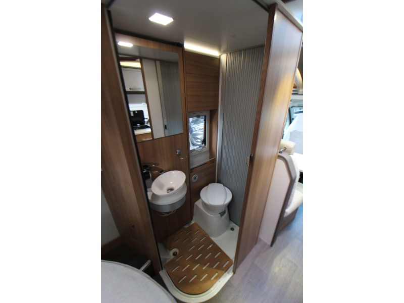 Adria Coral 600 SC Queensbed - Compacto foto: 21