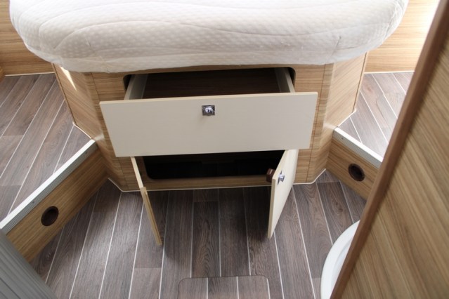 Robust Adria Matrix M 670 SK AUTOMATIC 5 belted seats Queen bed + pull-down bed (71 photo: 54