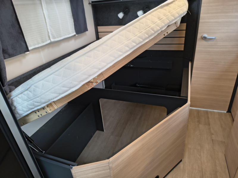 Hobby Optima De Luxe 70 F -Automatique-salle de bain arri&egrave;re photo : 11