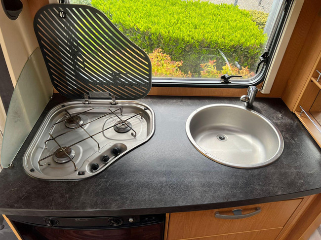Hymer Sporting 465 | Mover enti&egrave;rement automatique | Auvent comme neuf | Sommier &agrave; lattes | Coin salon convertible | Auvent | Lit fran&ccedil;ais | Porte-v&eacute;los photo : 11