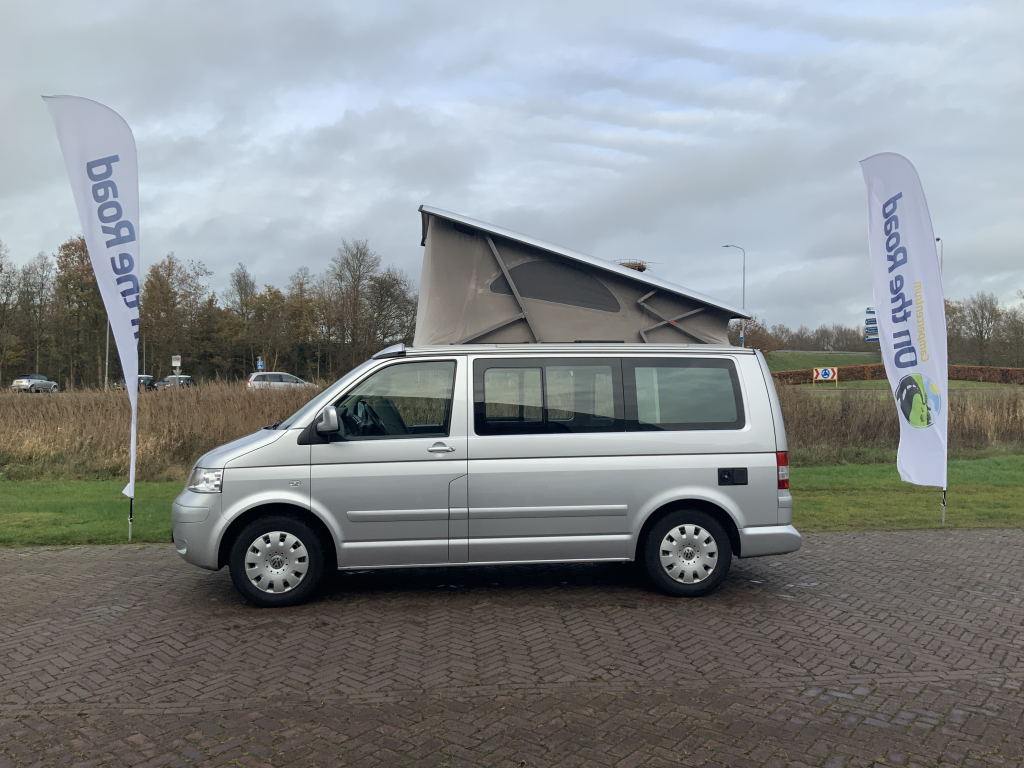 VW Westfalia California 2.5 TDi 130 PS, 5 Sitzpl&auml;tze, 4 Schlafpl&auml;tze, Elektr. Hubdach / Seitent&uuml;r, Bj 2006 Camper Centrum On the Road am Noorderringweg 4 in Marum. Foto: 3