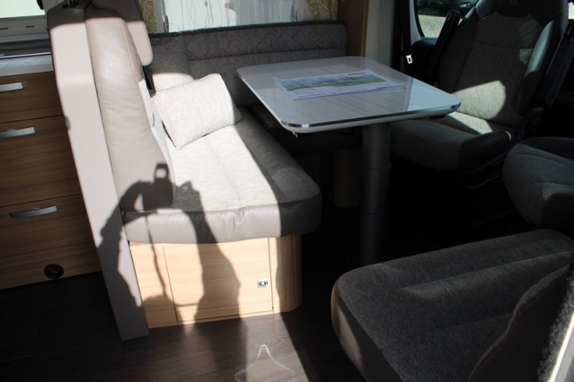 Adria Coral S 670 SC met elektrisch in hoogte verstelbaar Queensbed slechts 40801 km (65  foto: 22