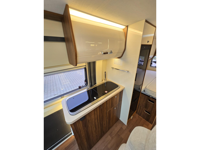 Karmann Davis 590 Fixed Bed Automatic 150hp photo: 13