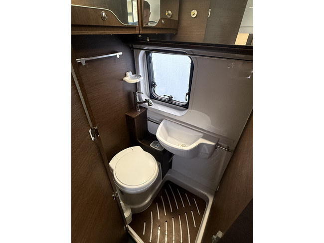 Karmann davis 620 9 traps automaat buscamper 141 pk euro 6 lengte bedden luifel hordeur uitzwenkbare fietsendrager zonnepanneel foto: 17