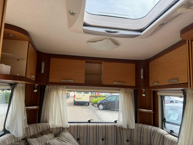 Hymer Sporting 465 | Mover enti&egrave;rement automatique | Auvent comme neuf | Sommier &agrave; lattes | Coin salon convertible | Auvent | Lit fran&ccedil;ais | Porte-v&eacute;los photo : 8