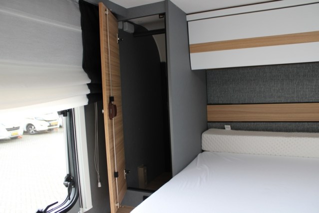 Dethleffs 7052 DBM Just 90 Queenbed + hefbed riante garage (94  foto: 41
