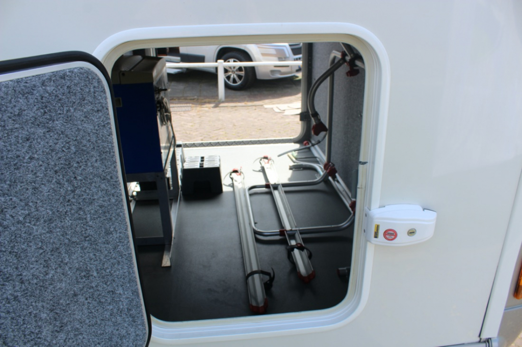 Carthago 4.2  Integraal 2.3 M-jet 148 PK, Alko chassis light, Motor-airco, Hefbed & dwarsbed, Garage, Draaistoelen voor, L zit, zij-zit, etc. Marum (Groningen) foto: 35