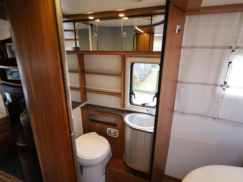 Adria Matrix M 670 SC queensbed + hefbed  foto: 12