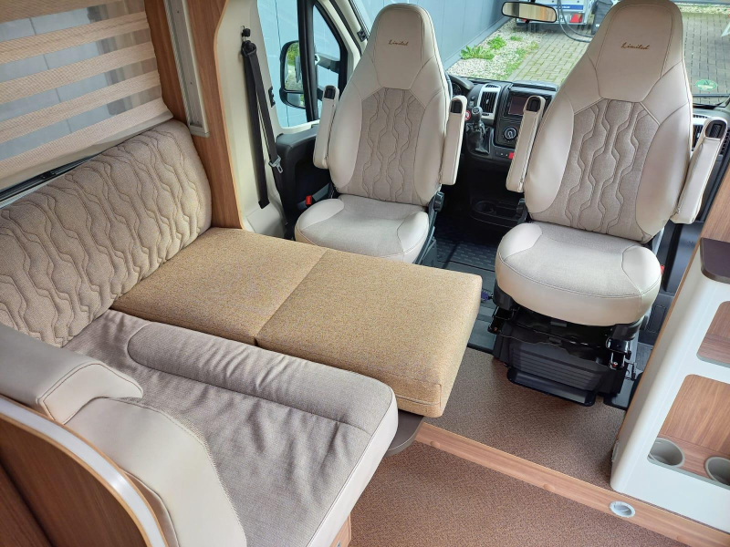 Bürstner Limited T 690 G - luxe - zwarte voorkant  foto: 15
