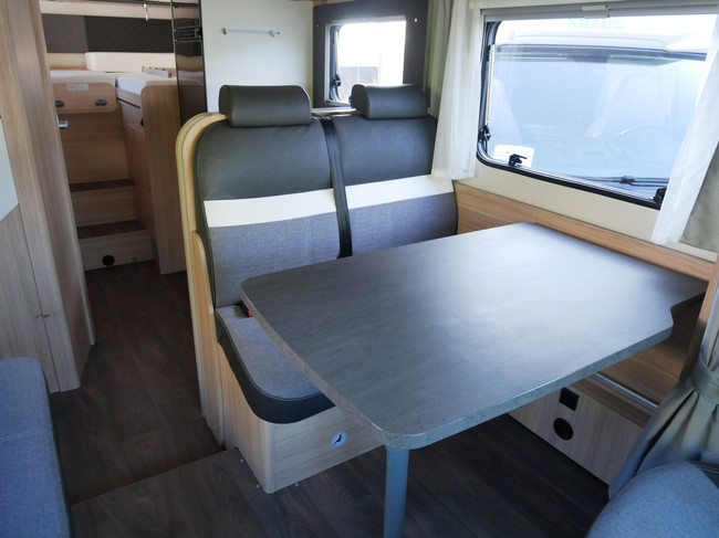 Sunlight T67, 9-Traps automaat, Lengtebedden, XXL Garage foto: 8
