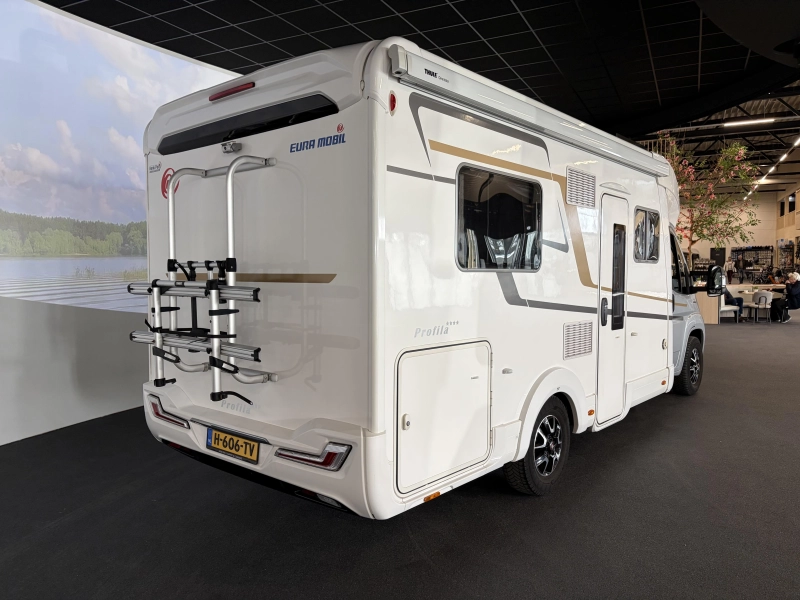 Eura Mobil Profila T 675 SB fransbed / navigatie  foto: 2