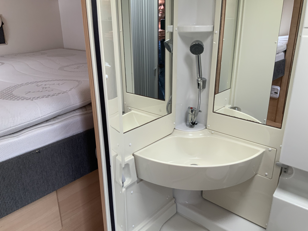 Knaus Van Ti 600 ME – Compleet 3 liter 160 PK Half-integraal, vastbed, halve- treinzit, draaistoelen Camper centrum on the road foto: 29